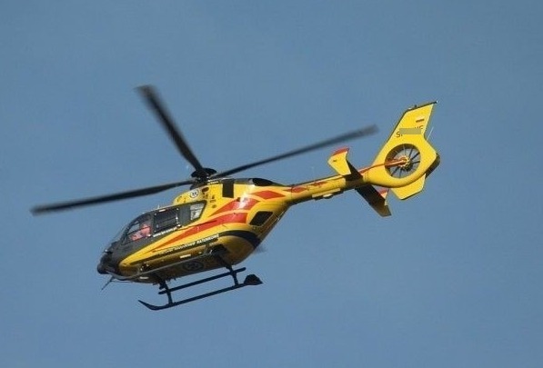 Policjanci otrzymali zgłoszenie o leżącym na klatce schodowej mężczyźnie. Okazało się, iż to wynik dramatycznych zdarzeń