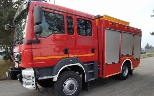 Palą się odpady na terenie firmy recyklingowej. Dym widać z daleka