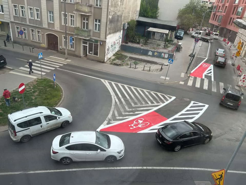 Nowe oznakowanie na poznańskiej ulicy zdziwiło rowerzystów. "Na ten pas teoretycznie nie da się wjechać."