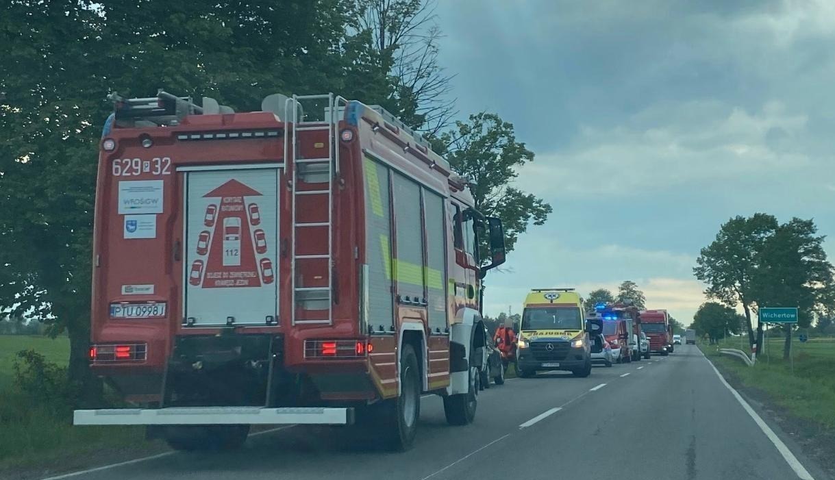 Poważny wypadek na DK 72. Samochód dachował. Jedna osoba jest ranna