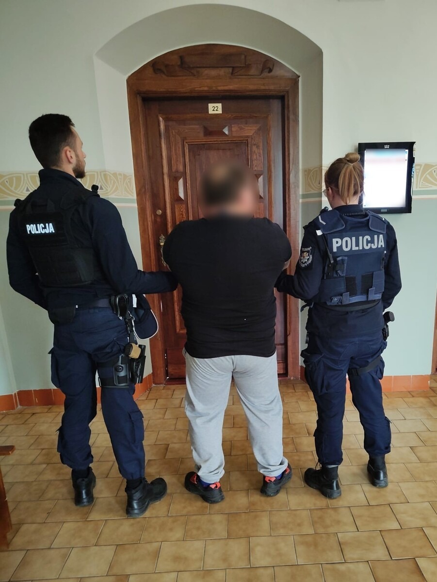 Na oczach policjantów wsiadł za kierownicę i odjechał, chwilę później został zatrzymany. Myślał, iż go nie poznali
