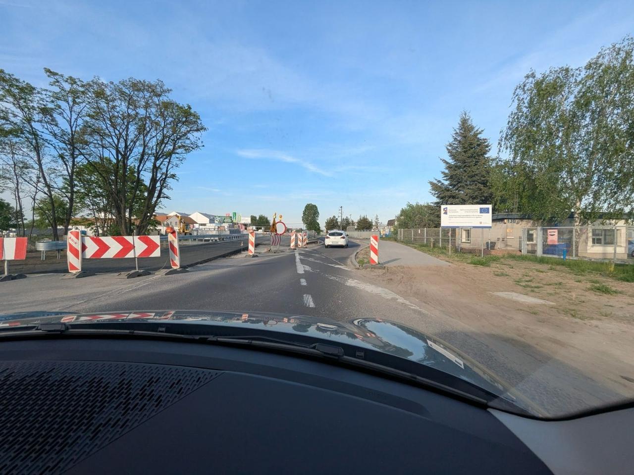 Od roku na nowym wiadukcie pod Poznaniem obowiązuje ruch wahadłowy, kierowcy stoją w korkach. "W zasadzie tam nic się nie dzieje"