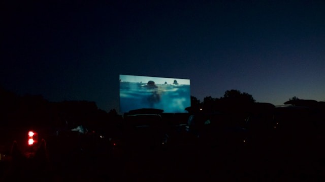 Letnie kino pod chmurką wraca do Poznania. Seanse nad jeziorem i to za darmo!