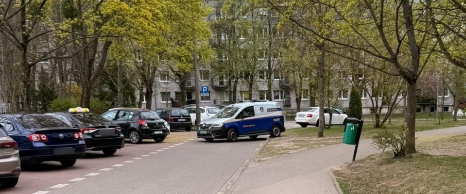 Strażnicy miejscy wjechali jednym kołem na trawnik, mieszkaniec zgłosił to do komendanta. Kary nie będzie