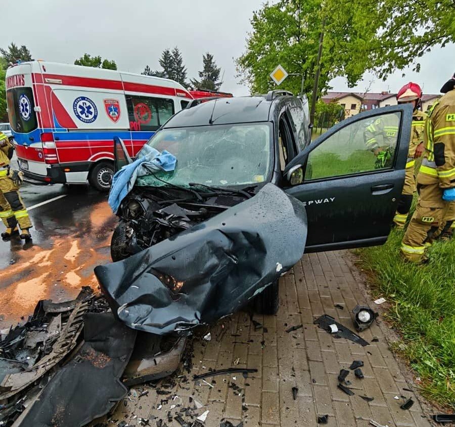 Poważny wypadek pod Poznaniem. Dwie osoby ranne