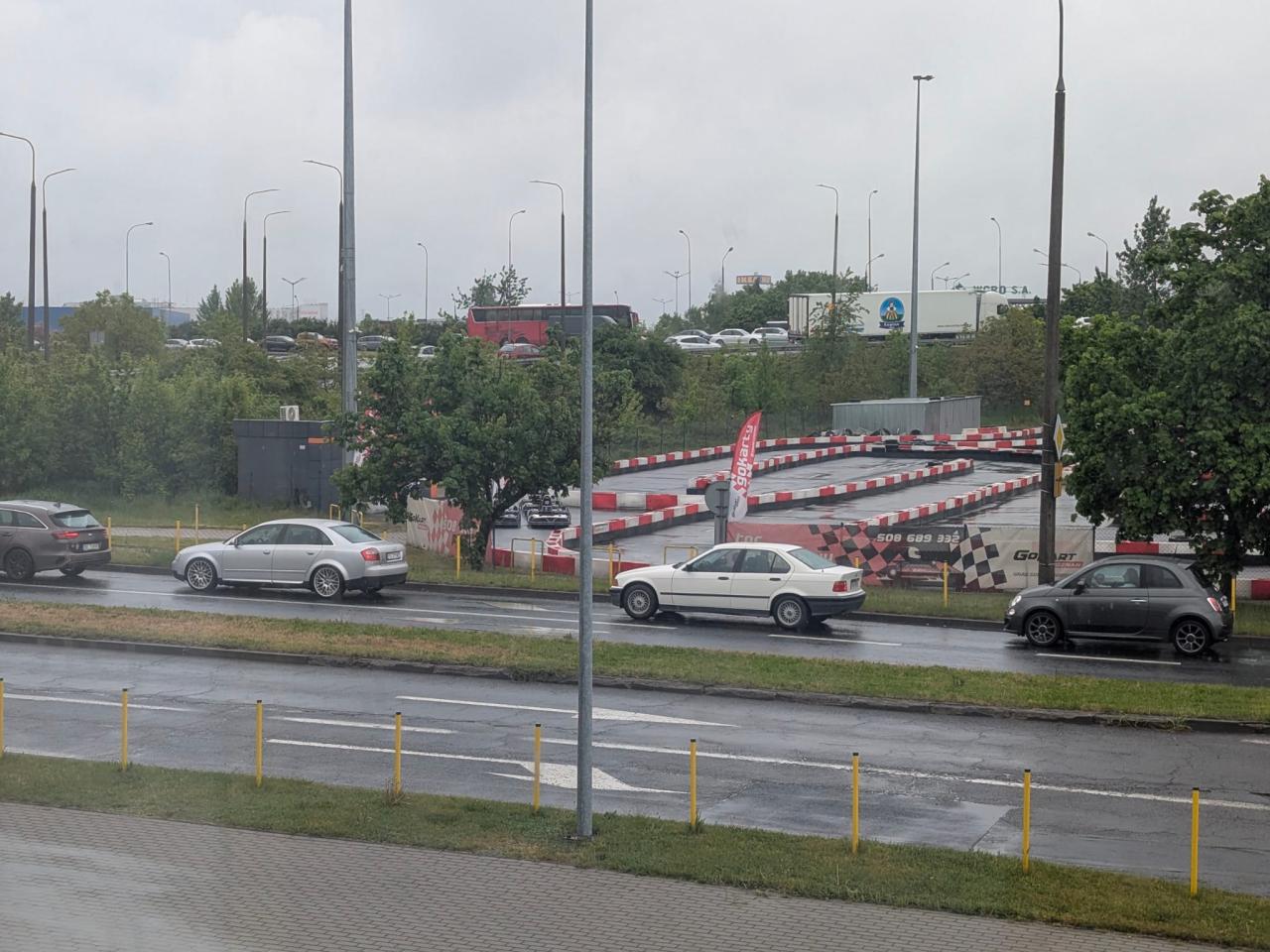 Kierowcy stoją w ogromnym korku na wyjeździe z Poznania
