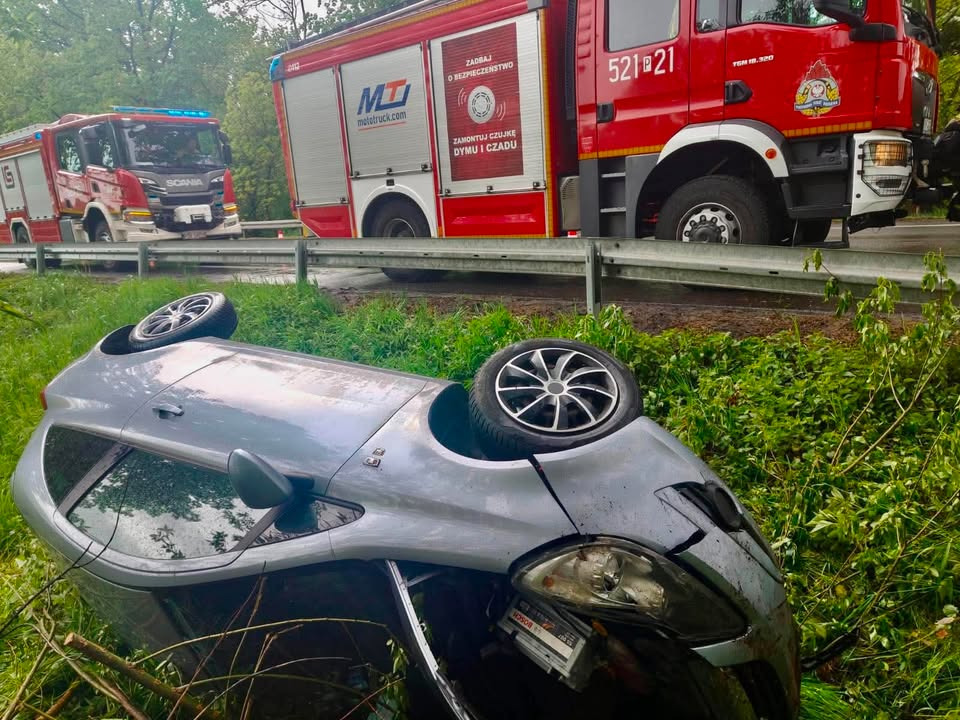 Utrudnienia po zderzeniu dwóch pojazdów na krajowej "jedenastce" w regionie. Jedno z aut dachowało
