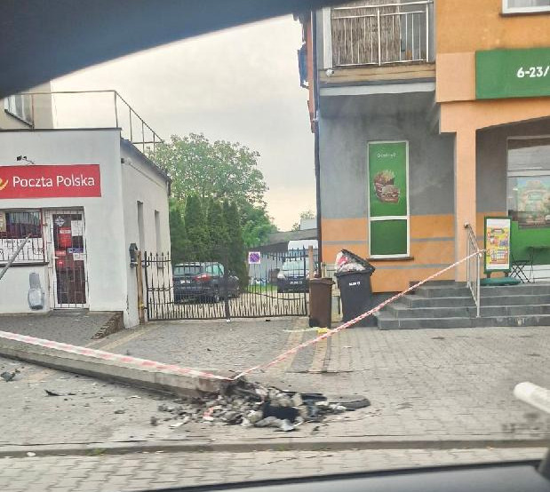 Poranna akcja w Poznaniu. Samochód uderzył w słup, który runął na chodnik
