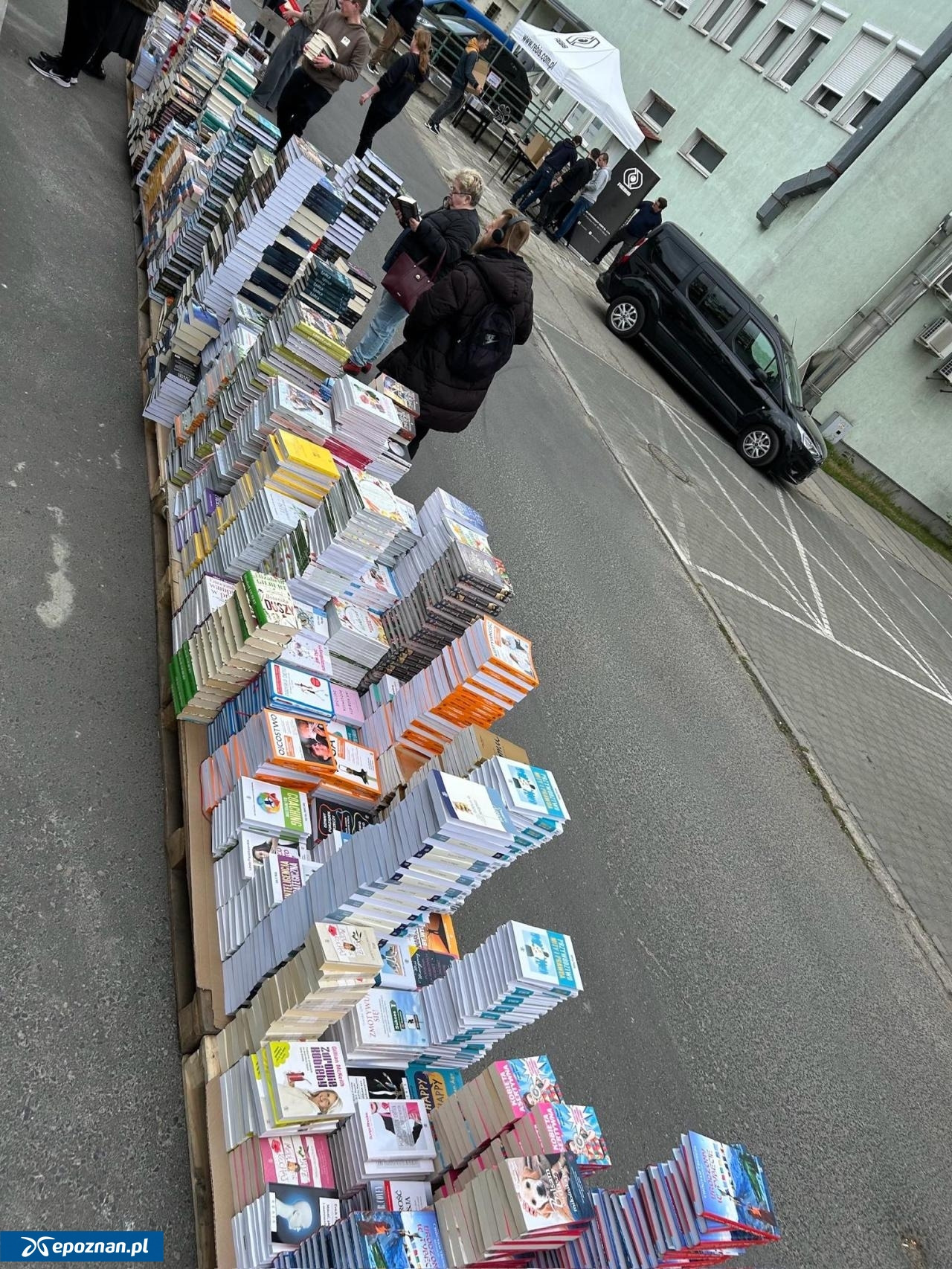 Drzwi magazynu w Poznaniu będą otwarte przez kilka godzin. Każda książka kosztuje 8 złotych!