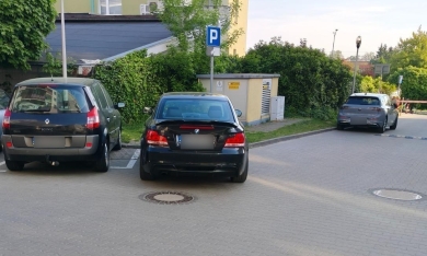 Fatalna sytuacja parkingowa na poznańskim osiedlu. "Mimo setek zgłoszeń służby wydają się być bezradne"