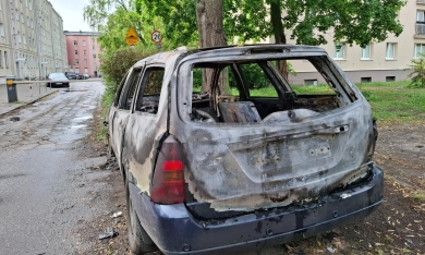 Spalone auto "straszy" na poznańskiej ulicy. "Pod blokiem mamy bombę z opóźnionym zapłonem"
