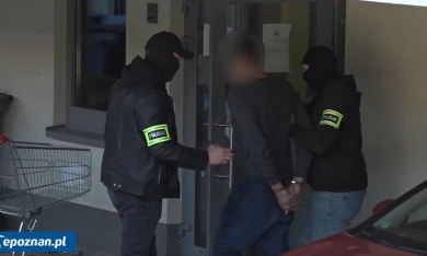 Oblał żonę żrącą substancją, a następnie wbił jej w plecy nóż i dwukrotnie ranił w szyję. Jest akt oskarżenia w sprawie szokującego zabójstwa w Koziegłowach