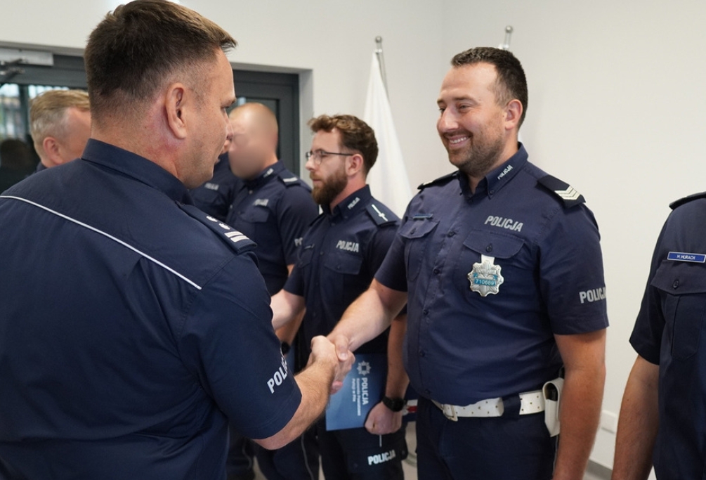 Policjant po służbie, odpoczywając z rodziną, uratował życie mężczyzny, który zaklinował się pod wodą