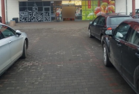 Kierowca uszkodził zaparkowane auto pod marketem i uciekł. Świadek zdarzenia próbował go zatrzymać