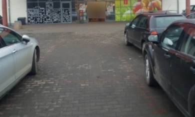Kierowca uszkodził zaparkowane auto pod marketem i uciekł. Świadek zdarzenia próbował go zatrzymać