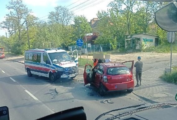 Zderzenie karetki i osobówki pod Poznaniem