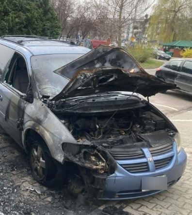 Kolejne spalone auto "straszy" w Poznaniu. Stoi od blisko dwóch miesięcy – zdjęcie artykułu z Lubon.net.pl