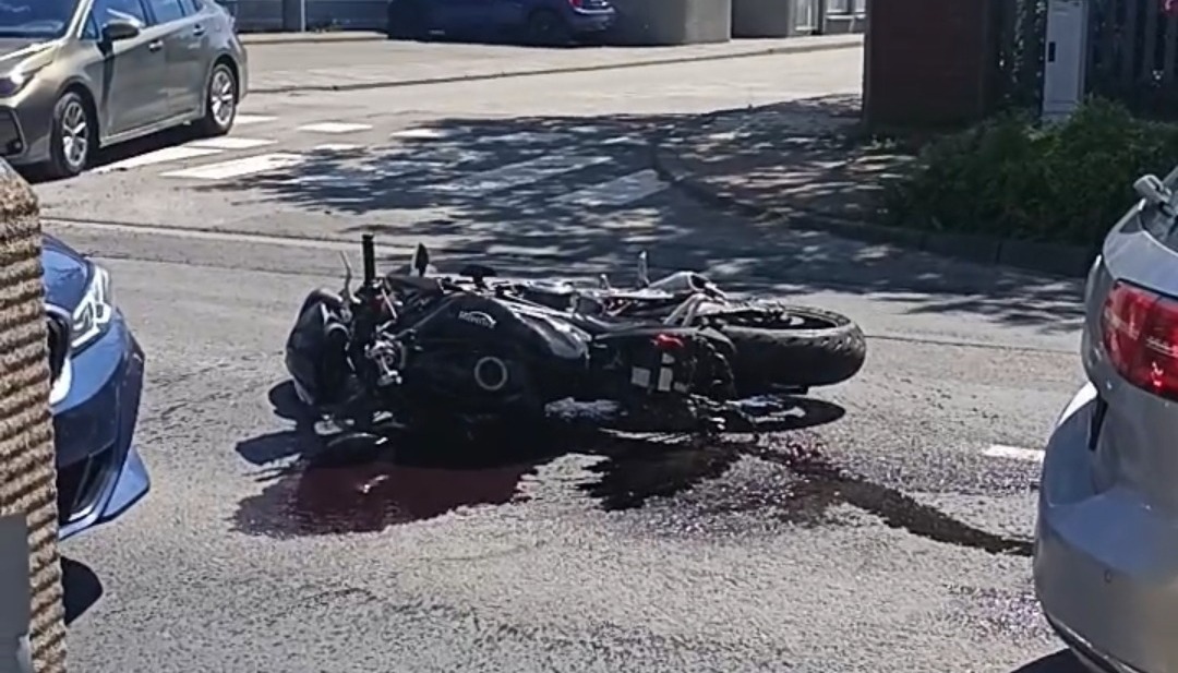 Poważny wypadek w Poznaniu. Motocyklista uderzył w nadjeżdżające auto, jego motocykl przejechał 100 metrów i uszkodził zaparkowany samochód