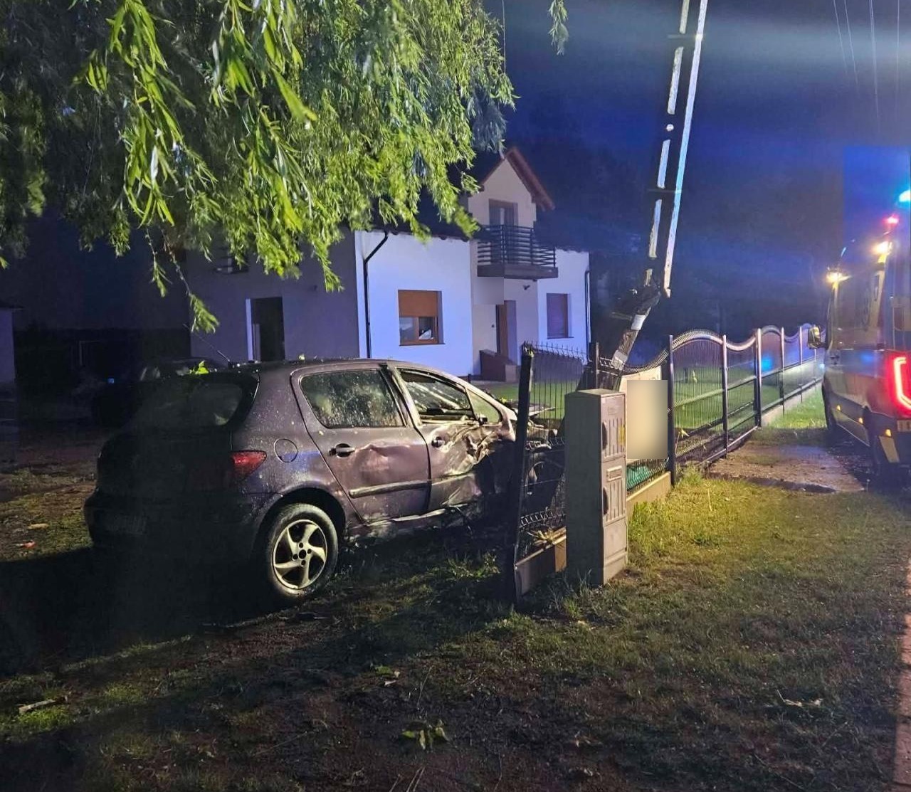 Pijany kierowca uderzył autem w słup energetyczny. Straż pożarna wycięła fragment samochodu, żeby dostać się do kierowcy
