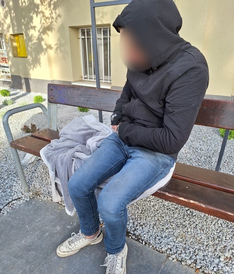 Mężczyzna leżał pod kocem na ławce przy wejściu do szpitala. Interweniowała straż miejska