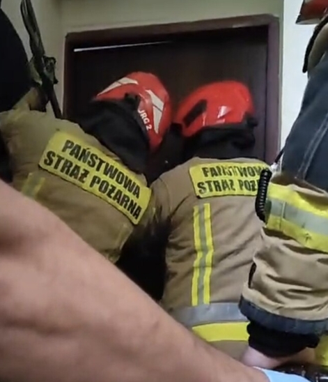 Region. Mężczyzna ukrywał się w domu przed policją. Domownicy udawali, iż ich nie ma. Zdziwili się, gdy straż pożarna wyważyła drzwi