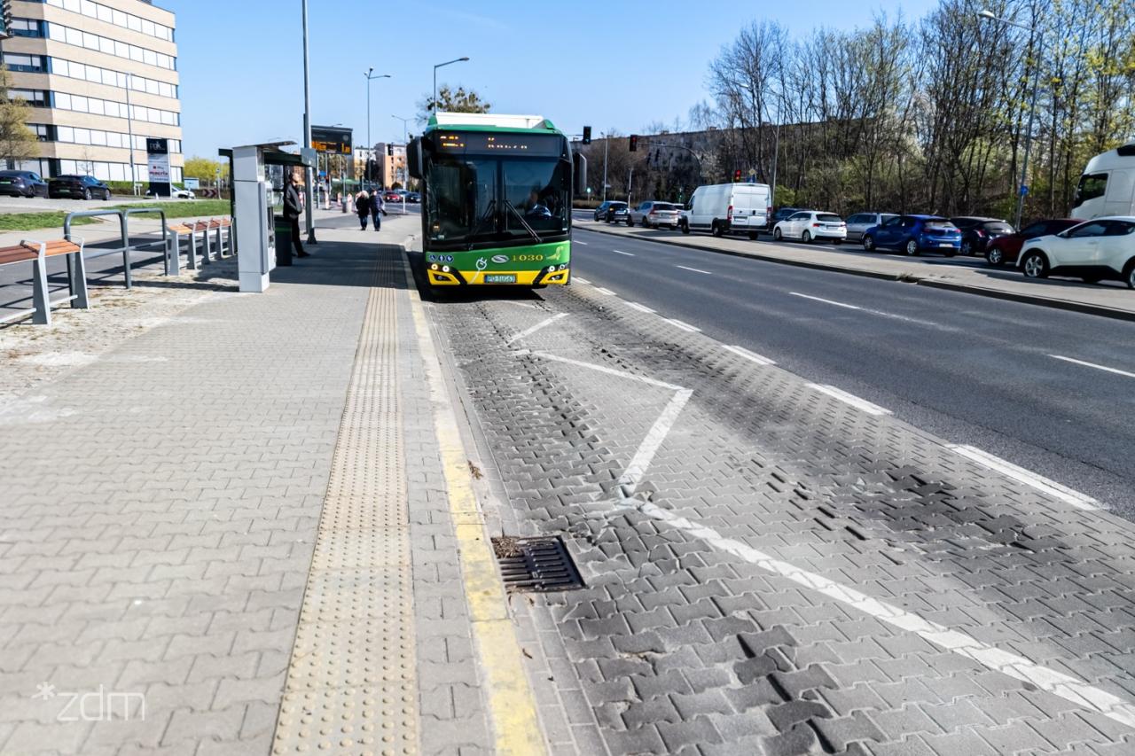 Dwa miesiące utrudnień na Bułgarskiej. Za 340 tysięcy wyremontują zatokę autobusową