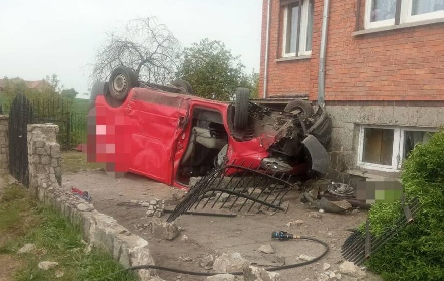 Region. Kompletnie pijany wjechał busem w dom i dachował. Idzie do więzienia