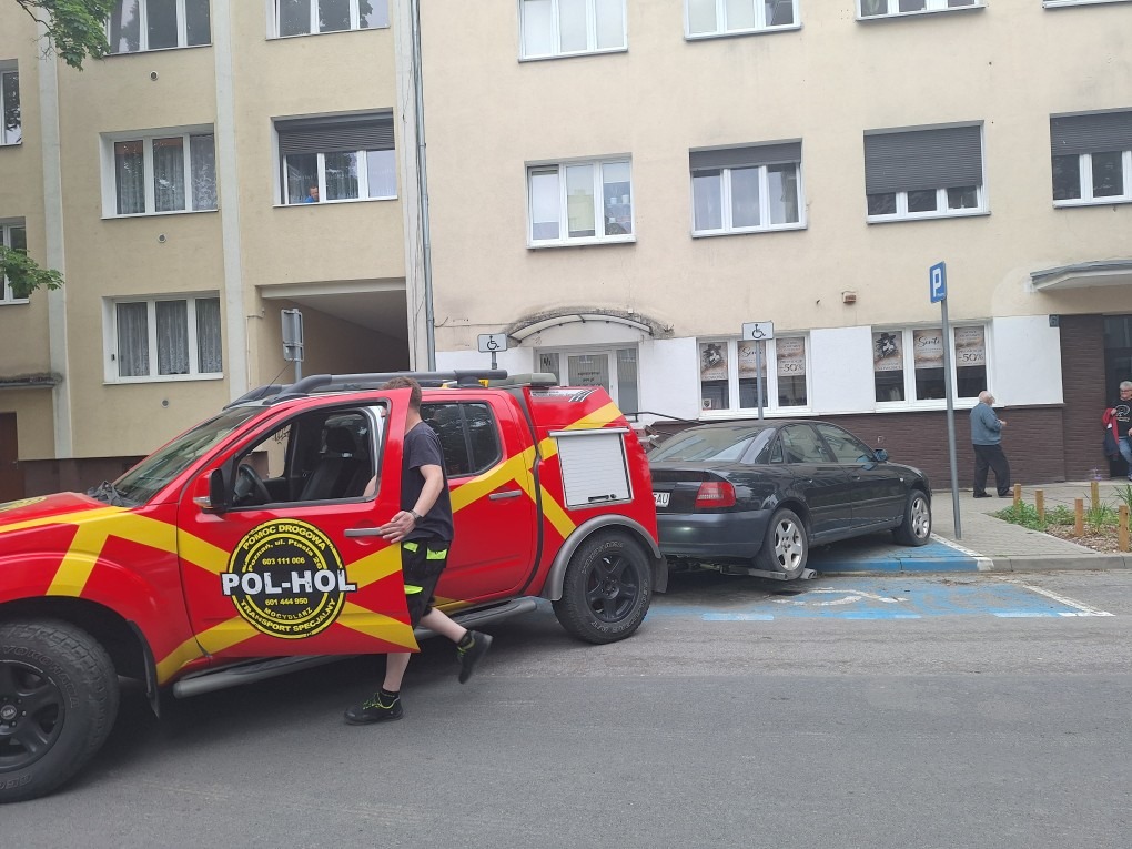 Nieuprawnieni parkują na miejscach dla niepełnosprawnych, bo tak wygodnie. Strażnicy odholowują auta