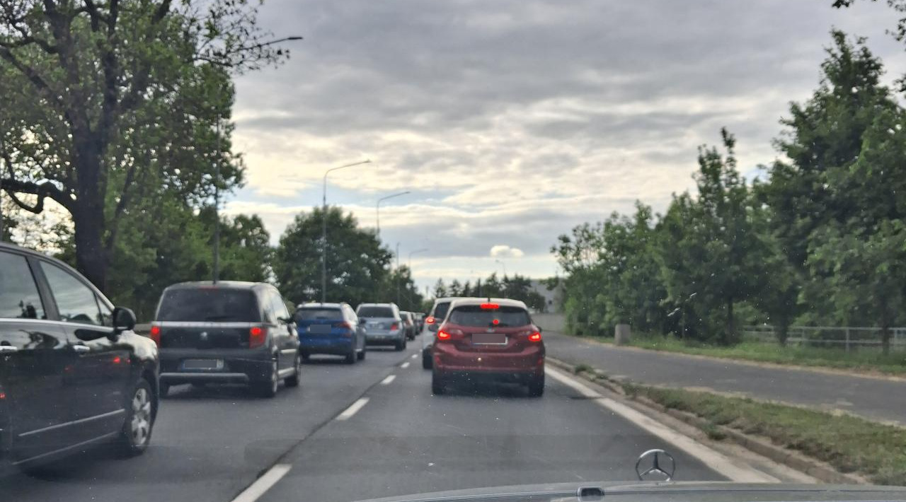 Potrącenie rowerzysty w Poznaniu. Kierowcy stoją w korku