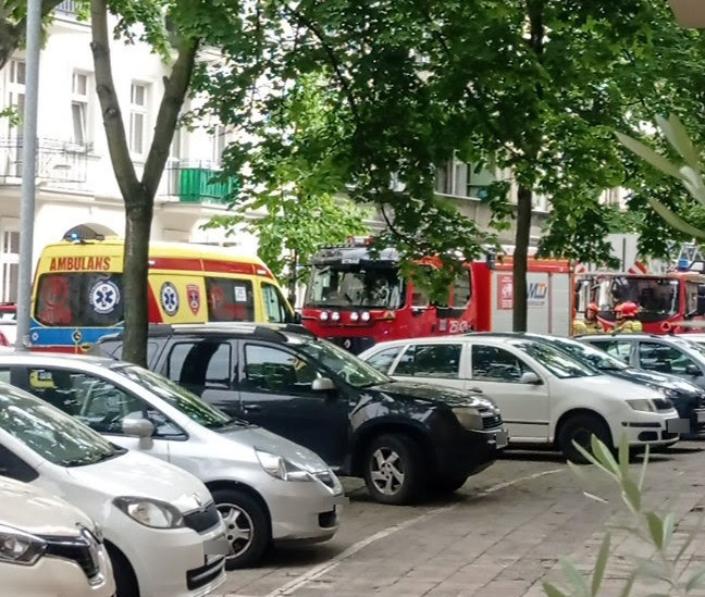 Straż, pogotowie i policja przy poznańskiej ulicy. "Co się stało?"
