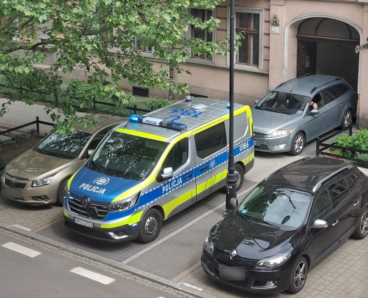 Radiowóz na sygnałach zablokował wyjazd z budynku na Jeżycach. Policjanci pilnie interweniowali wobec agresywnego mężczyzny