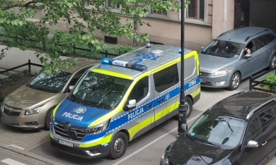 Radiowóz na sygnałach zablokował wyjazd z budynku na Jeżycach. Policjanci pilnie interweniowali wobec agresywnego mężczyzny