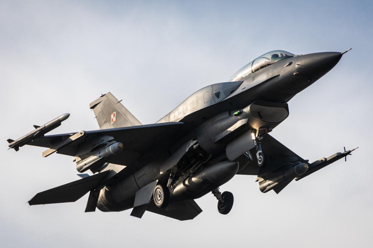 Wielkie podniebne show z wyjątkowym akcentem. Na niebie pojawi się myśliwiec F-16 z poznańskich Krzesin