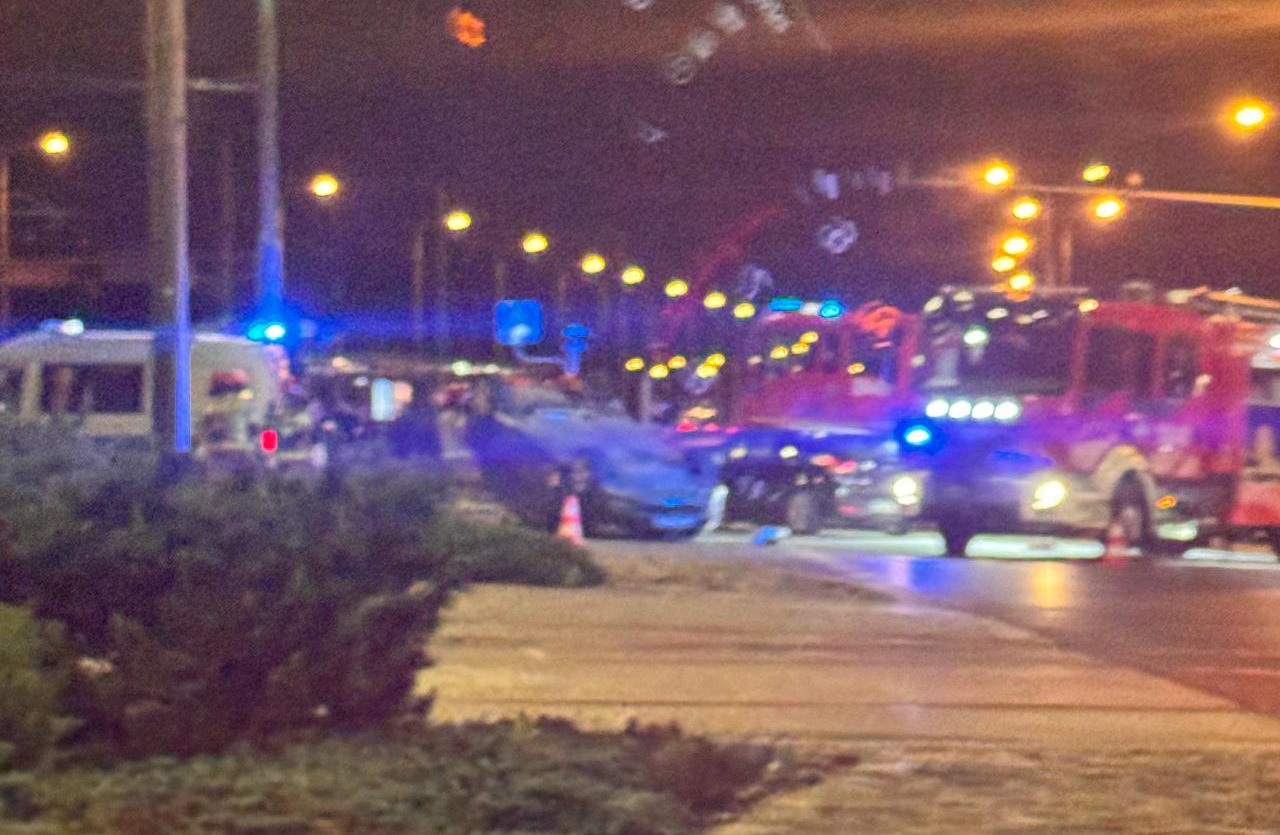 Wieczorny wypadek na rondzie Śródka. Jedno z aut dachowało