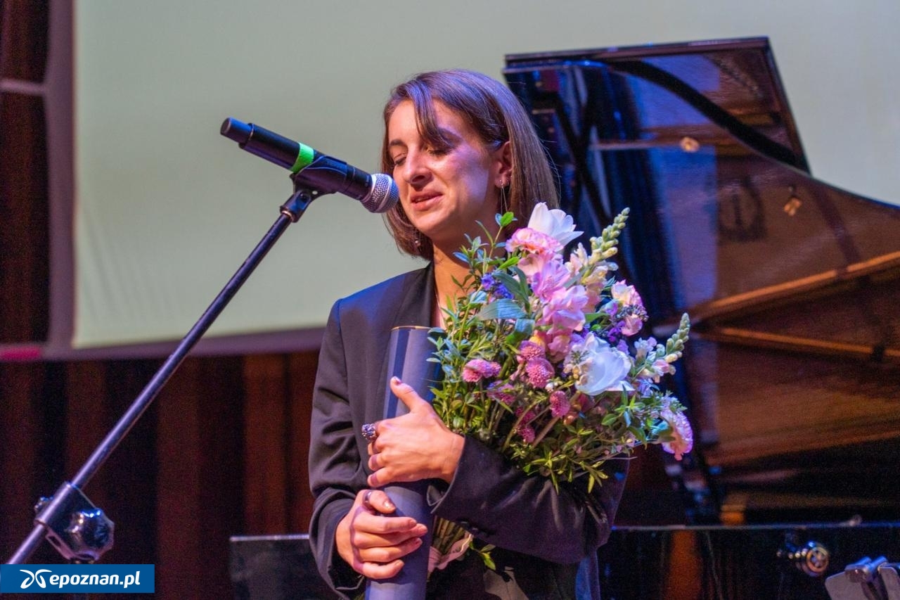 Laureatką stypendium im. Stanisława Barańczaka została Justyna Kulikowska. | fot. UM Poznań