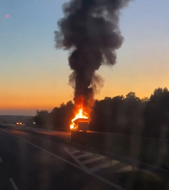 Samochód w ogniu na poznańskim odcinku A2