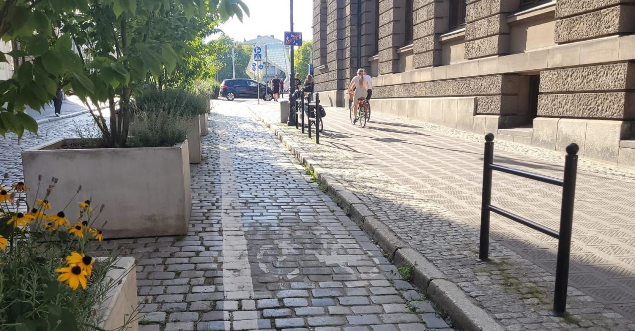 Rowerzyści plagą na chodnikach w centrum Poznania. "Paderewskiego szła grupa seniorów o kulach, rowerzyści ich nie oszczędzili"
