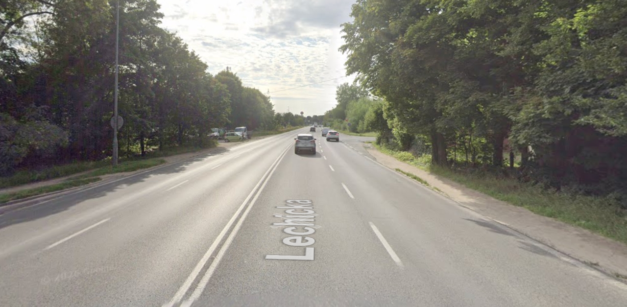 Groźne zdarzenie na Lechickiej. Kierowca po marihuanie wjechał w zarośla i porzucił auto