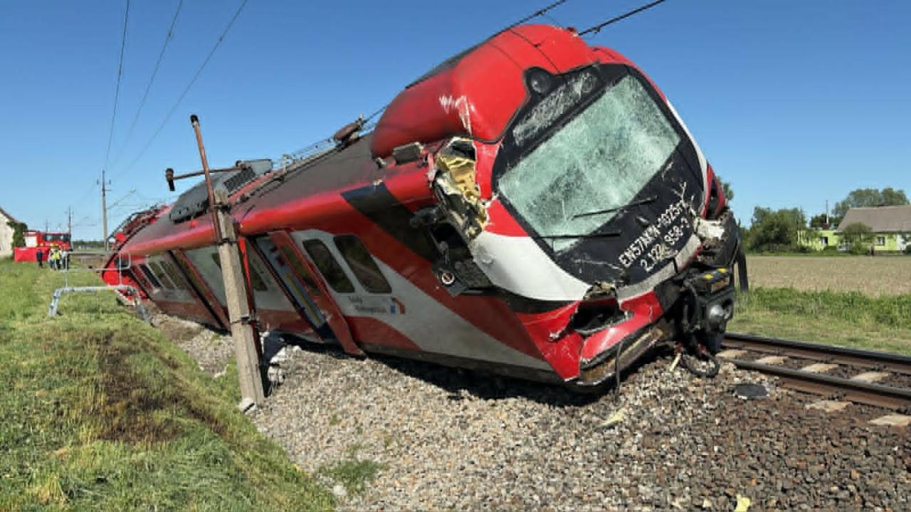 Śmiertelny wypadek na przejeździe kolejowym. Szynobus jadący do Poznania zderzył się z samochodem ciężarowym