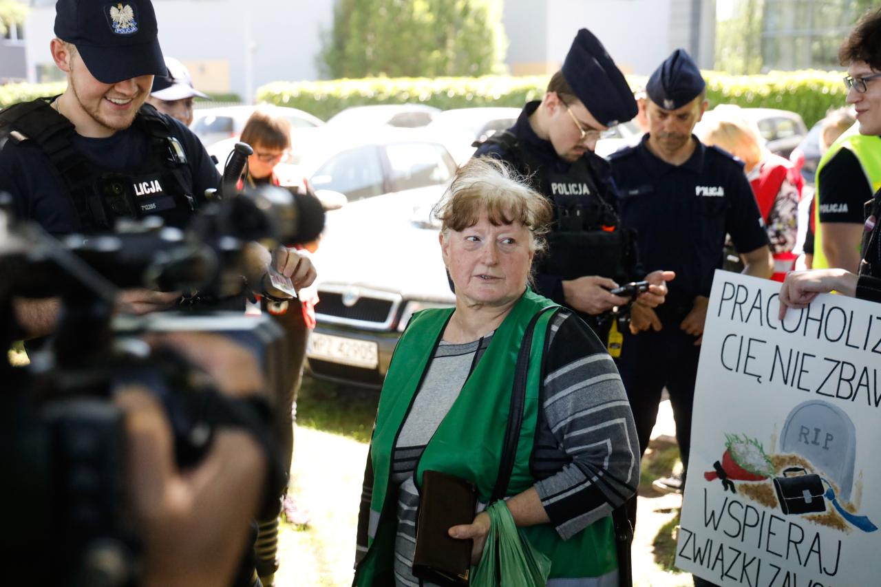 Zarząd Dino wezwał policję zamiast porozmawiać z pracownikami. Pracownicy wręczyli przedstawicielce Dino buraki, jako symbol złamania prawa pracy