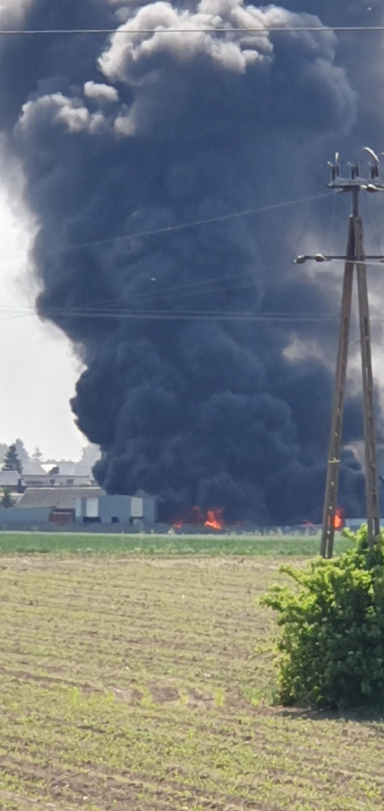 12 zastępów strażaków gasi pożar w regionie
