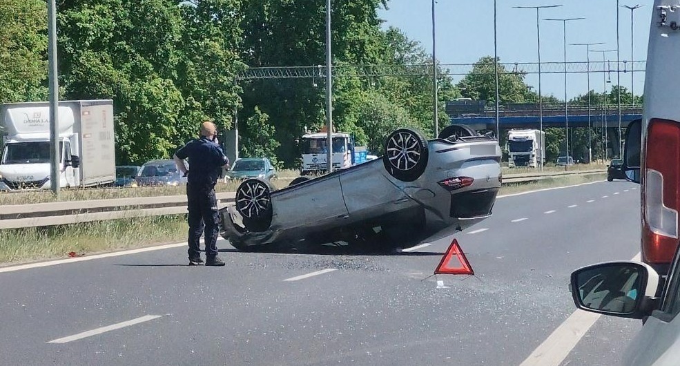 Wypadek na DK92 pod Poznaniem. Auto dachowało
