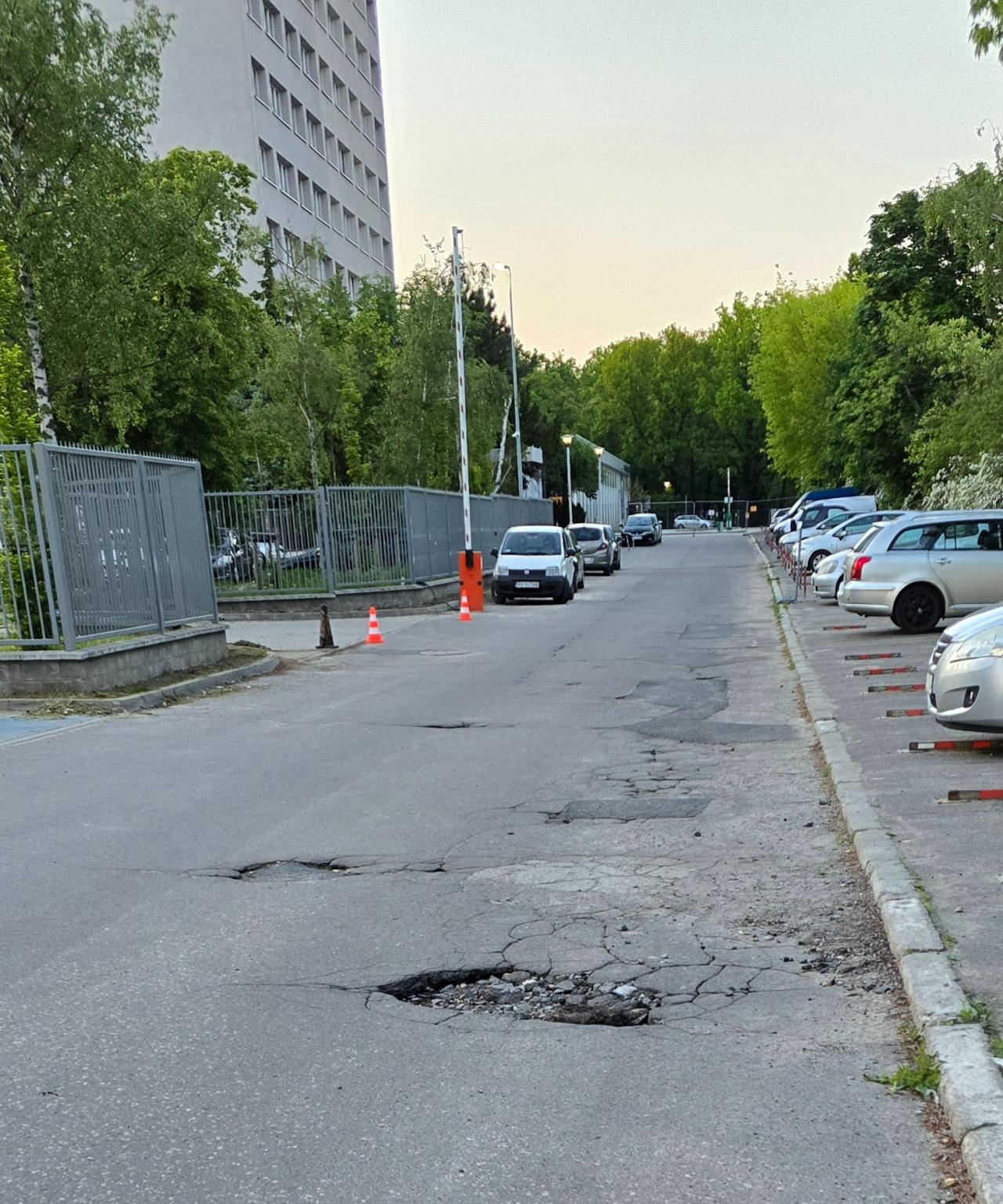 Otwierają nową pływalnię, prowadząca do niej ulica jest w kiepskim stanie. "Czy wykonawca ją naprawi?" Niekoniecznie