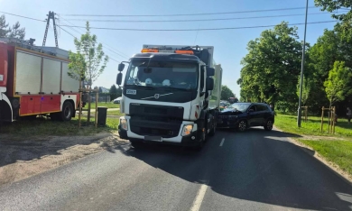 Zderzenie samochodu osobowego i śmieciarki w Poznaniu. "Kto może, niech omija ten rejon"