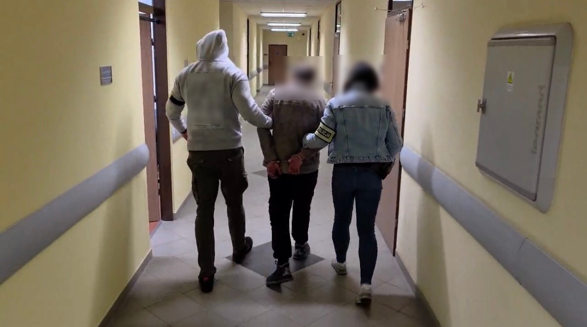 Poznańscy policjanci zatrzymali gang włamywaczy. Okradali salony kosmetyczne, straty na 600 tysięcy złotych