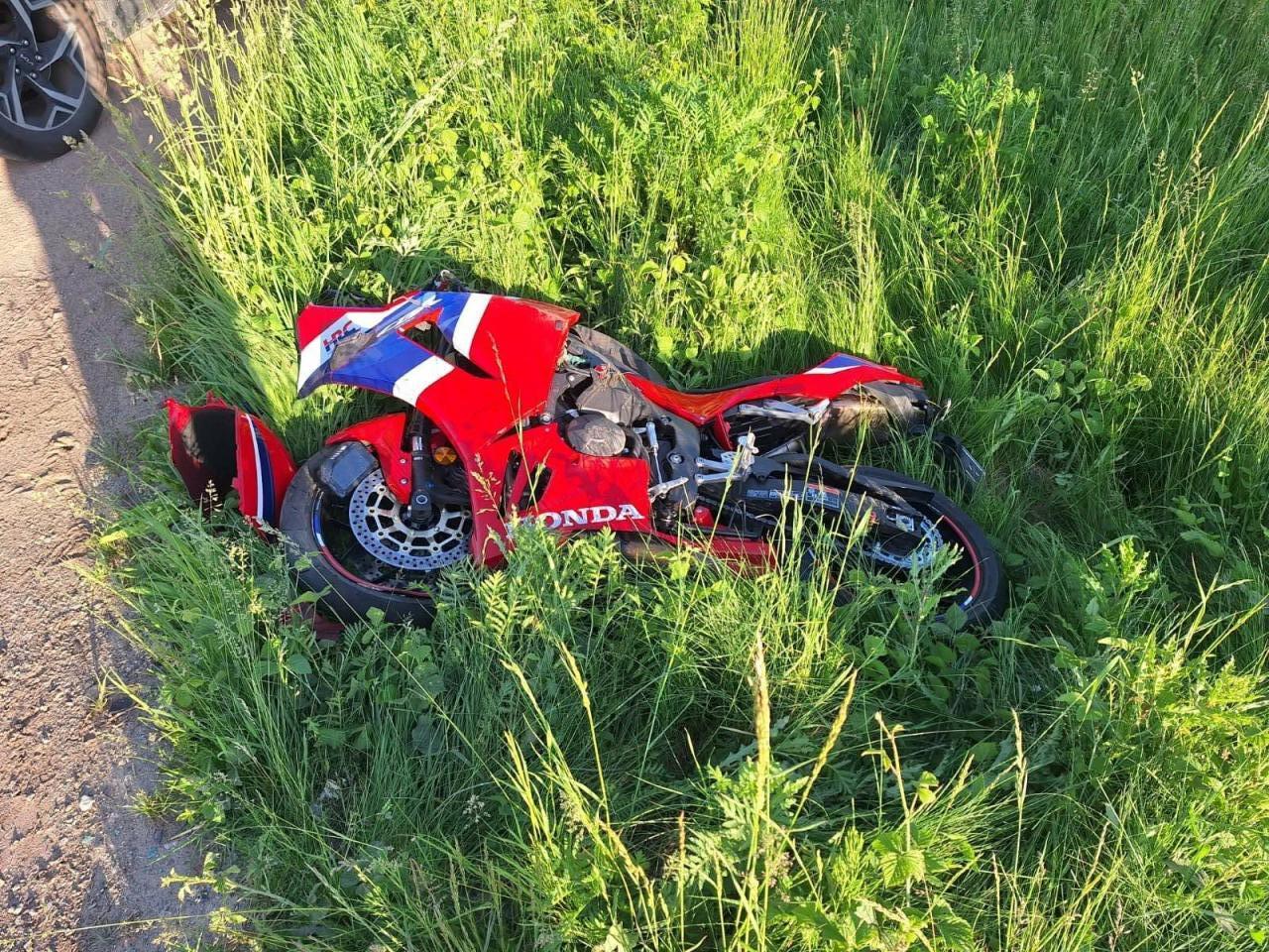 Wypadek pod Poznaniem. Zderzenie motocyklisty i osobówki