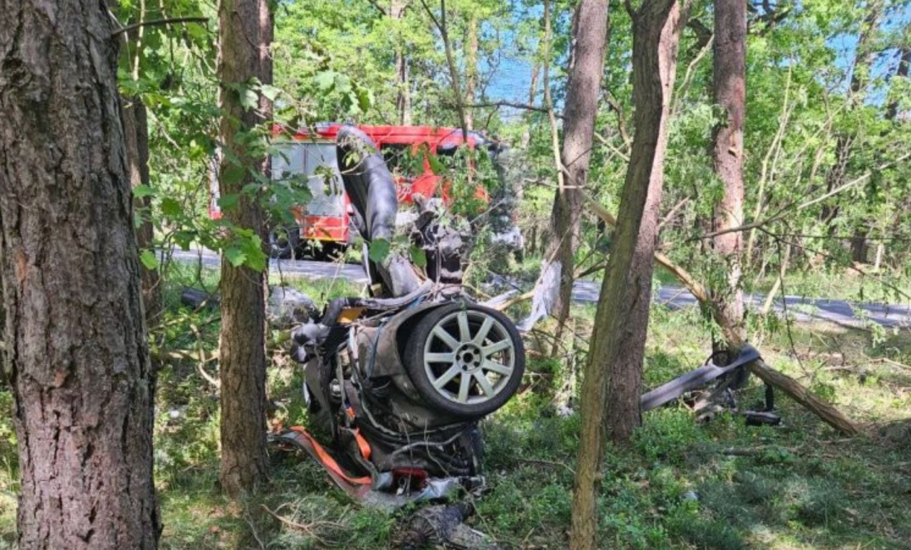 Tragiczny wypadek w regionie. 19-latek zginął po uderzeniu autem w drzewo