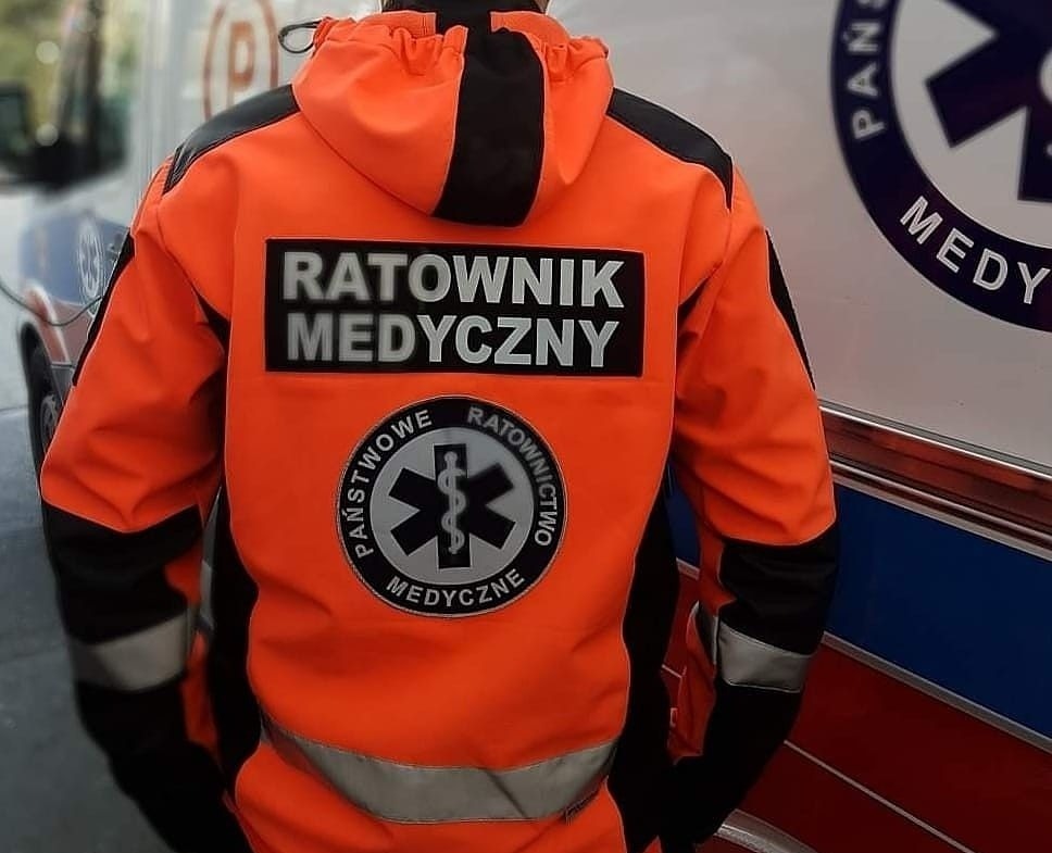 Region. Poważny wypadek z udziałem motocyklisty i samochodu. Droga całkowicie zablokowana!