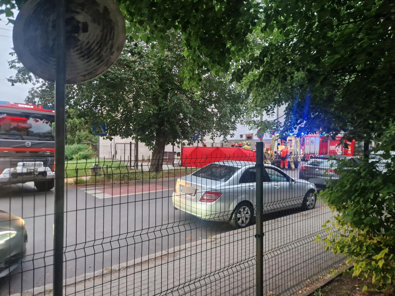 Parawan przy poznańskiej ulicy. Trwa reanimacja
