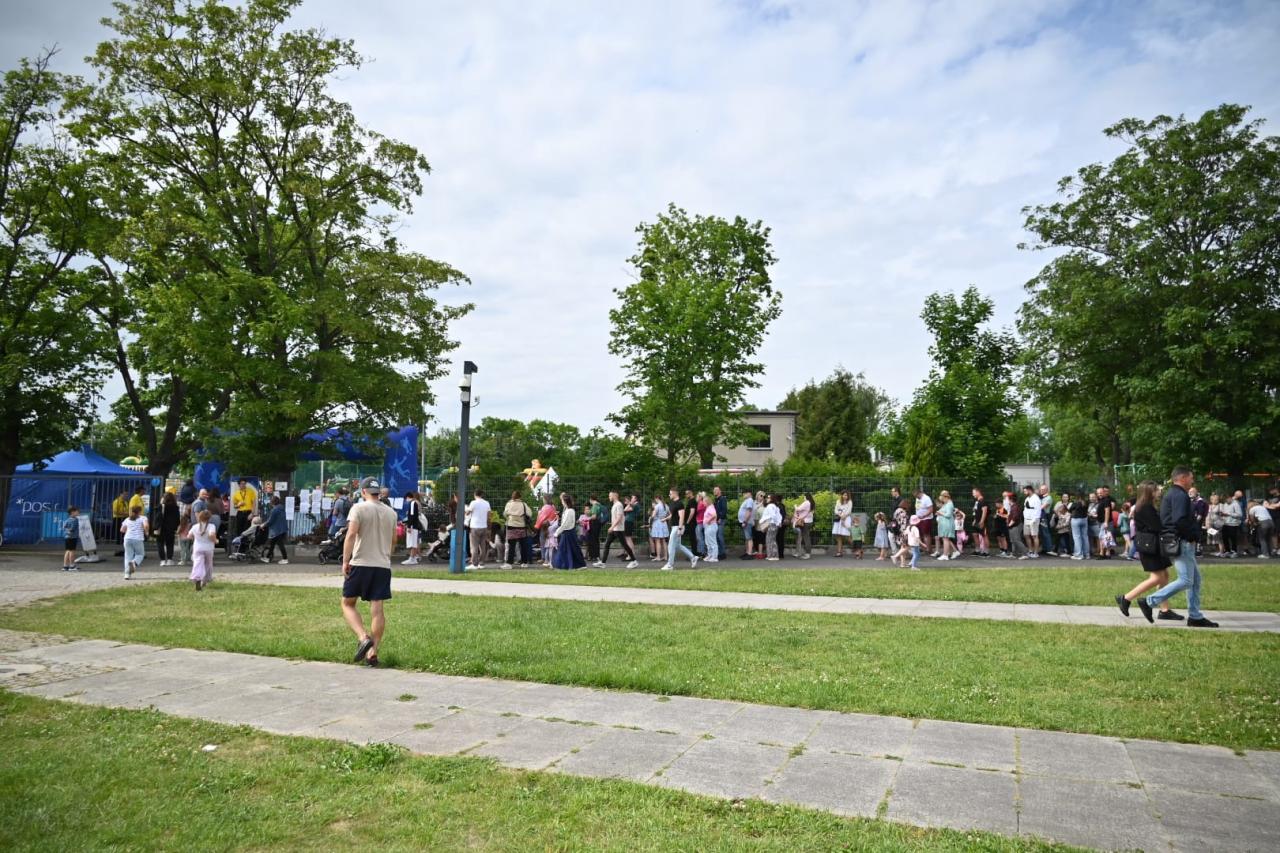 Duże zainteresowanie Sportowym Dniem Dziecka w Poznaniu. Kolejka ustawia się przed wejściem